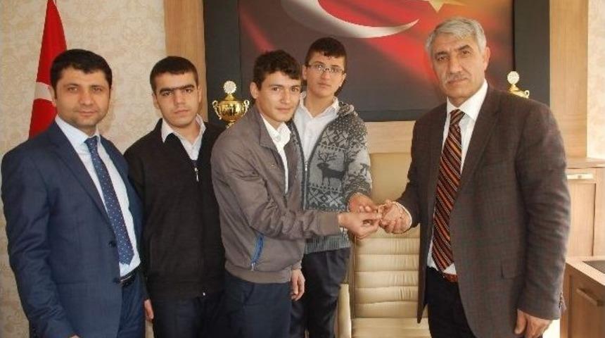 İmam Hatip Lisesi &Ouml;ğrencileri Buldukları Altın Bileziği Okula Teslim Etti