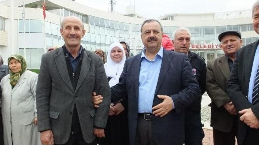 Burhaniye’de Başkan Uysal Umreci Uğurladı