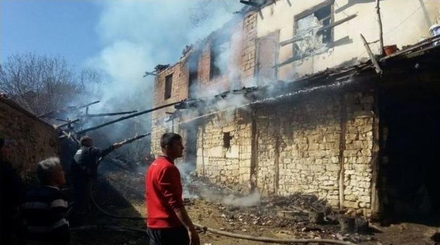 Emet&rsquo;te 2 Ev Ve 1 Samanlık Yandı