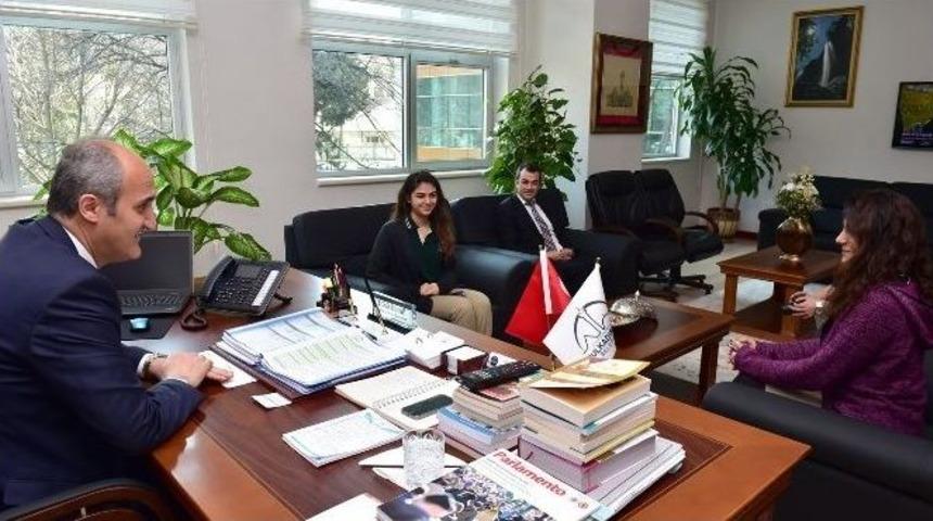 Lise &Ouml;ğrencileri Başkan Okay İle R&ouml;portaj Yaptı