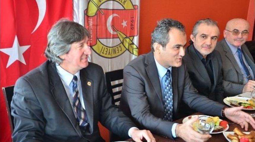 Rekt&ouml;r &Ouml;zer, Gazeteciler İle Bir Araya Geldi