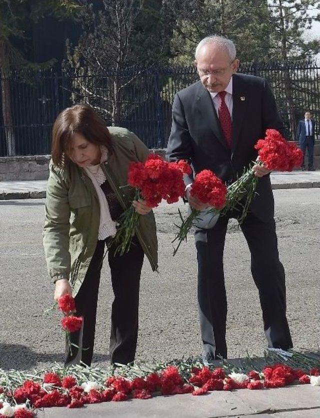 Kılıçdaroğlu, Patlamanın Meydana Geldiği Alana Hayatını Kaybedenler İçin Karanfil Bıraktı