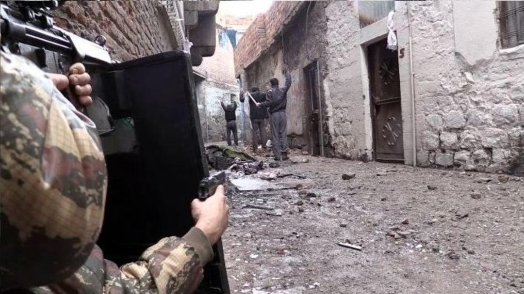 Sur&rsquo;da Ter&ouml;ristler Bir Bir Teslim Oluyor