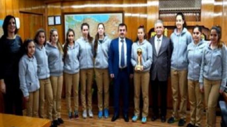 Şampiyonluk Kupalarını Osman Özkan’a Getirdiler