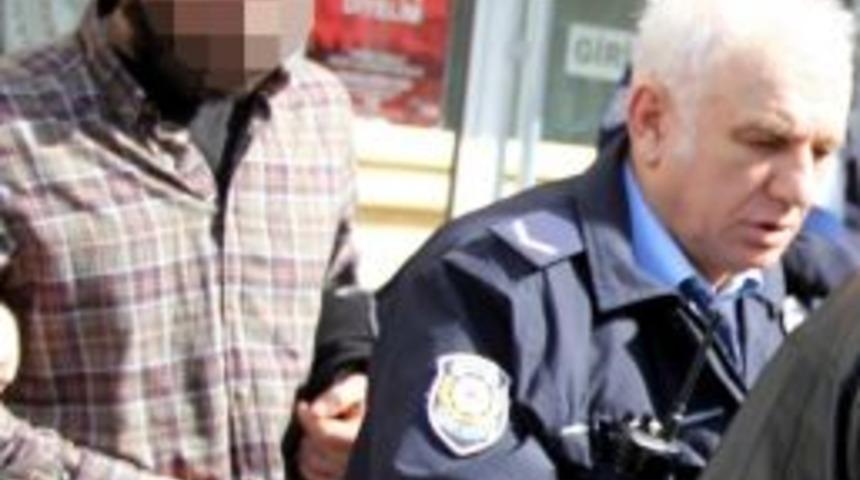 Kırmızı Işıkta Ge&ccedil;en Aracın S&uuml;r&uuml;c&uuml;s&uuml; Esrarla Yakalandı