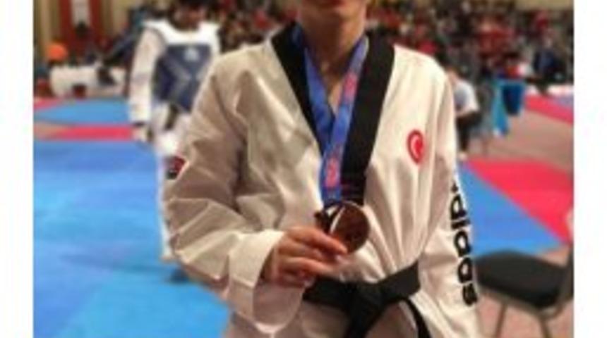 Yıldırımlı Tekvandocu Rakip Tanımıyor