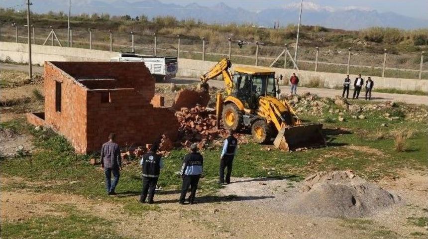 Aksu&rsquo;da Metruk Bina Yıkıldı