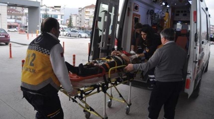 Park Halindeki Tır&rsquo;a &Ccedil;arpan Kamyon Şof&ouml;r&uuml; Ağır Yaralandı