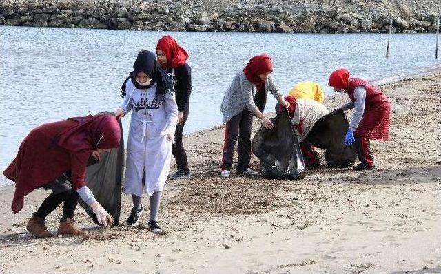 Öğrenciler Sahilde Temizlik Yaptı