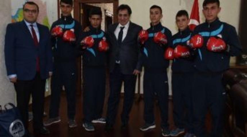 Hilvanlı Şampiyonlara Vali K&uuml;&ccedil;&uuml;k&rsquo;ten Maddi Destek