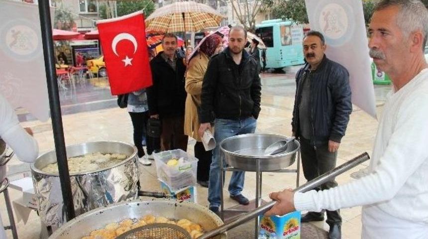 Manisa Trabzonlular Derneği&rsquo;nden Kurtuluş Yıld&ouml;n&uuml;m&uuml; İ&ccedil;in Lokma Hayrı