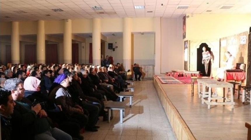 İl&ccedil;elerdeki Vatandaşlardan Tiyatroya Yoğun İlgi