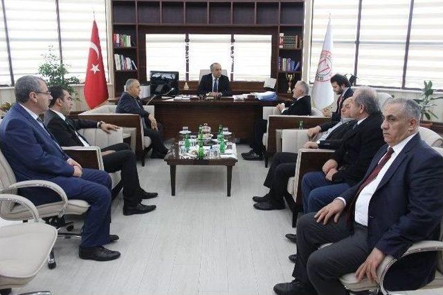 Kızılay Heyeti Rekt&ouml;r Polat&rsquo;ı Ziyaret Etti 1