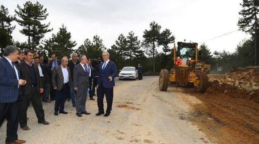 B&uuml;y&uuml;korhan&rsquo;da K&ouml;y Yolları Sıcak Asfaltla Buluşuyor