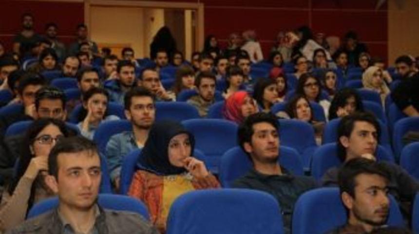 Kb&uuml;&rsquo;de &Ouml;ğrenciler Erasmus Ve Farabi Değişim Programları Hakkında Bilgilendirildi