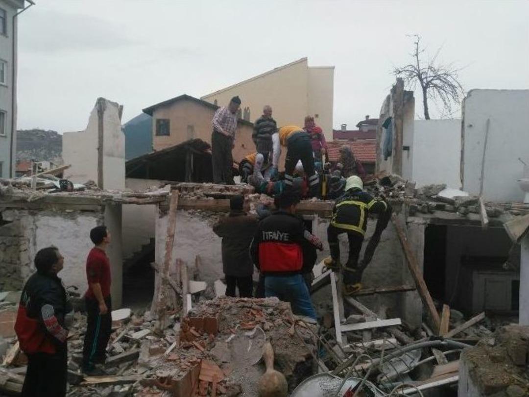 Yıkmaya &Ccedil;alıştıkları Evin Altında Kaldılar