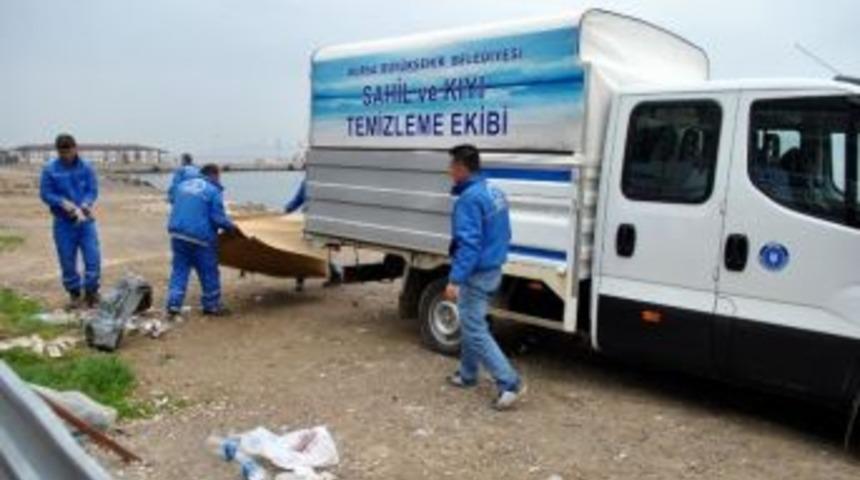 Mudanya Sahilindeki &Ccedil;&ouml;pler B&uuml;y&uuml;kşehir Tarafından Toplanıyor