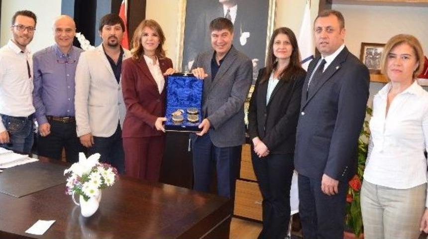 T&uuml;rel, Mmo&rsquo;yu Ziyaret Etti