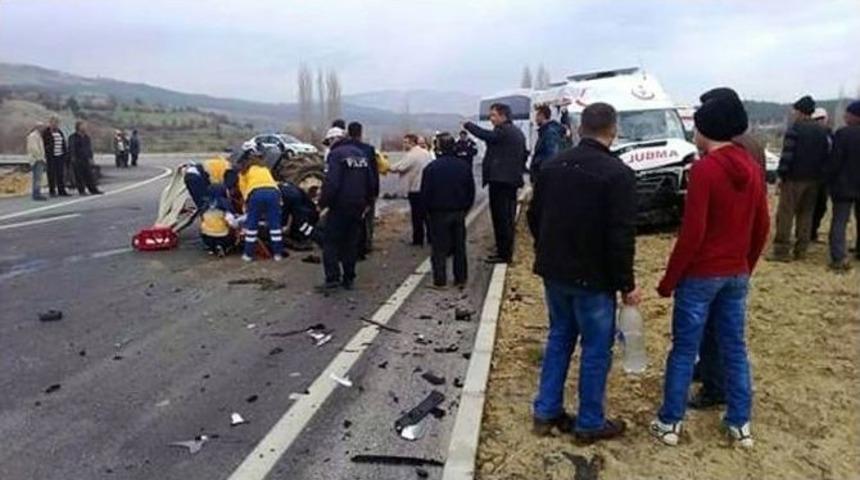 Trakt&ouml;rle Hasta Taşıyan Ambulans &Ccedil;arpıştı: 4 Yaralı