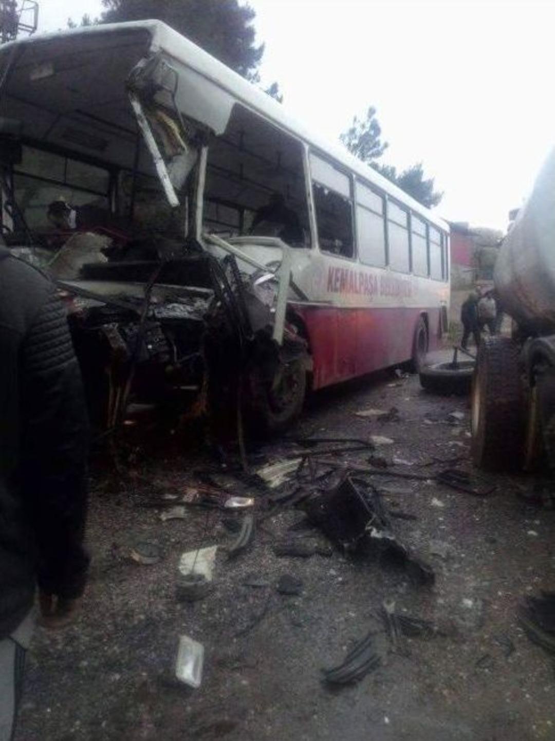 İş&ccedil;ileri Taşıyan Otob&uuml;s İle Tanker &Ccedil;arpıştı: 15 Yaralı