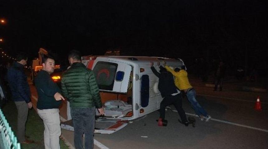 Ambulansla 3 Otomobilin Karıştığı Kazada 6 Kişi Yaralandı