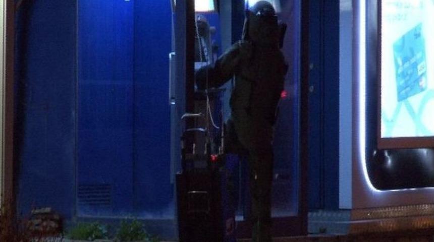 Bankamatiğe Bırakılan Ş&uuml;pheli Paket Polisi Harekete Ge&ccedil;irdi