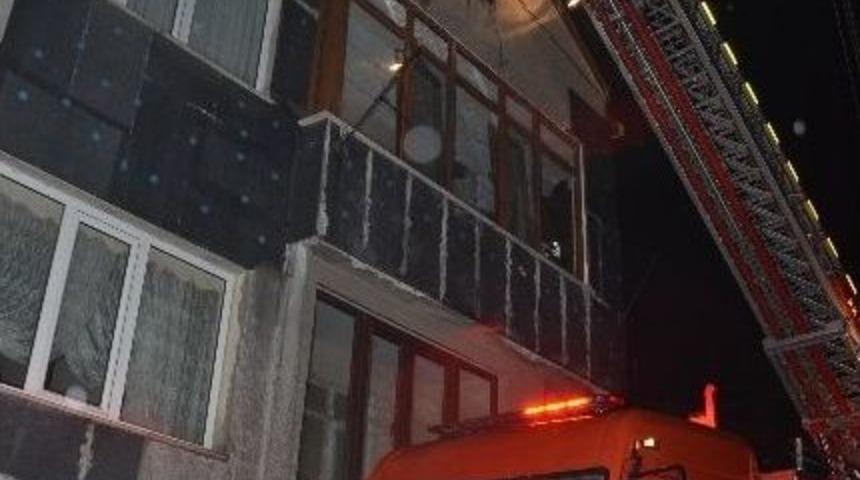 &Ccedil;atı Katındaki Yangın Paniğe Neden Oldu