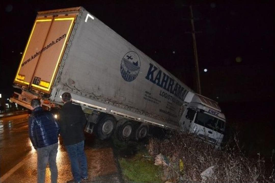 Tır Tarlaya U&ccedil;tu