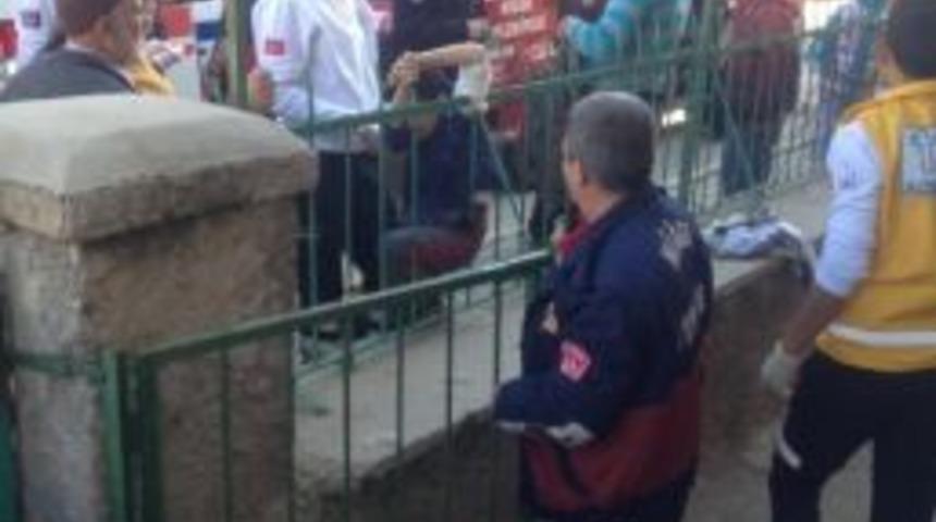 Demir Korkuluk &Ccedil;ocuğun Koluna Saplandı