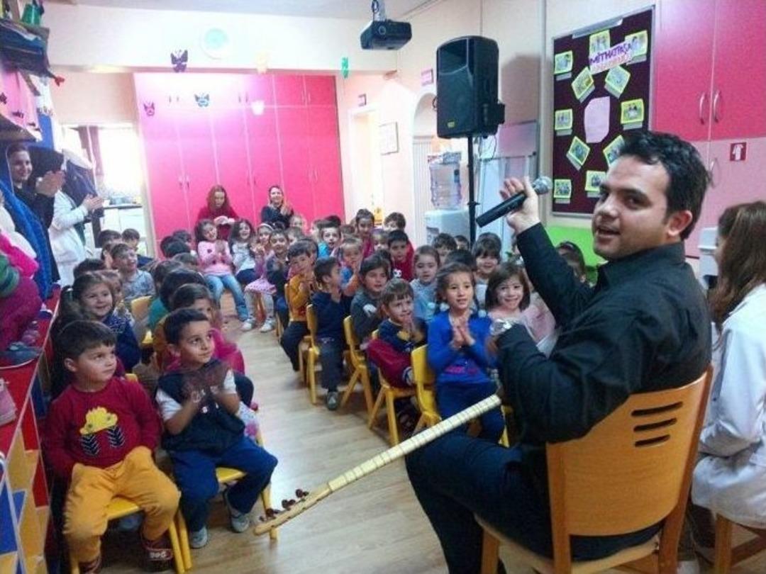 (&ouml;zel Haber) Bağlamayla &Ouml;ğrencilerine T&uuml;rk K&uuml;lt&uuml;r&uuml;n&uuml; Yaşatıyor