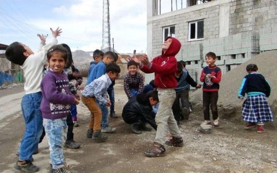 (&ouml;zel Haber) Van&rsquo;da &lsquo;&ccedil;ocuklar Taş Yerine Oyuncaklarla Oynasın&rsquo; Kampanyası