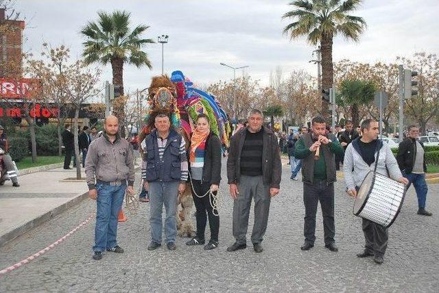 Salihli’de Develer Davul-zurna Eşliğinde Yürüdü