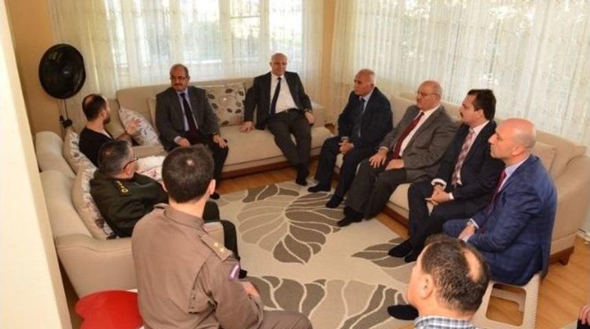 Diyarbakır&rsquo;da Yaralanan Askere Vali Kocatepe&rsquo;den Ziyaret