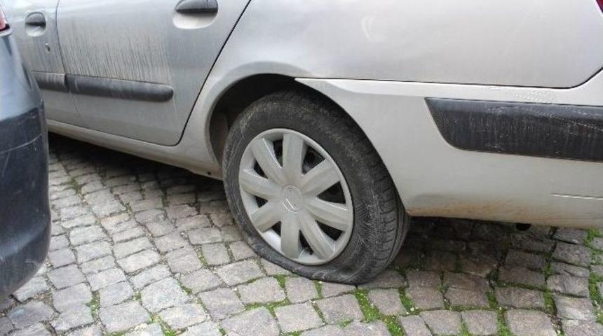 Adıyaman&rsquo;da 50&rsquo;ye Yakın Aracın Tekeri Patlatıldı