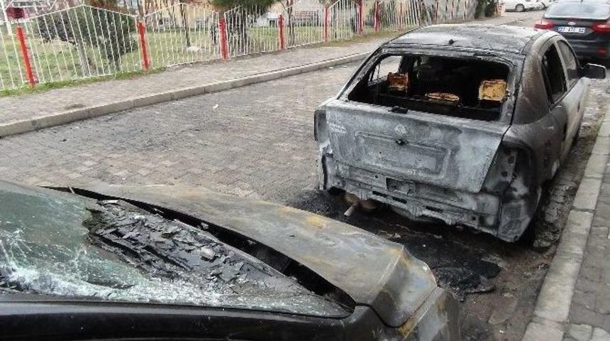 Askeri Personellerin Araçları Kundaklandı