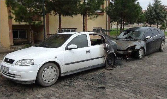 Askeri Personellerin Araçları Kundaklandı