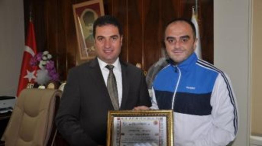 Şahade &ldquo;altın Antren&ouml;r&rdquo; Belgesiyle &Ouml;d&uuml;llendirildi