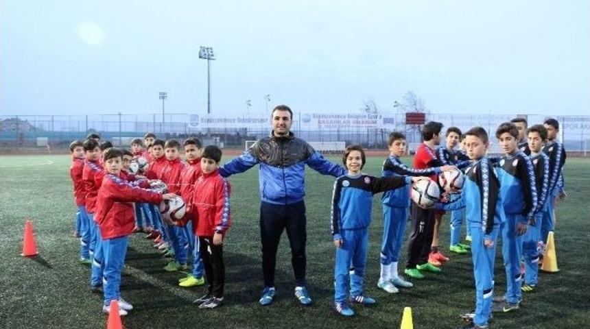 B&uuml;y&uuml;k&ccedil;ekmece Belediyesi Spor Akademisi &Ouml;ğrencileri Sporcu Yemini Etti