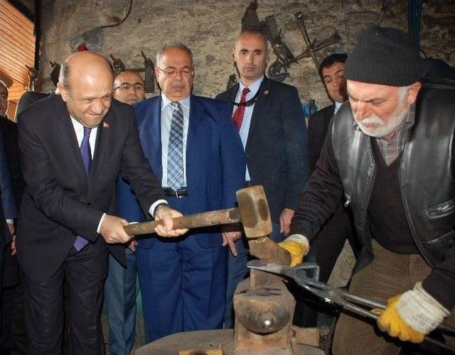 Bakan Işık’tan Teröristin Taziyesine Katılan Hdp’li Vekile Tepki