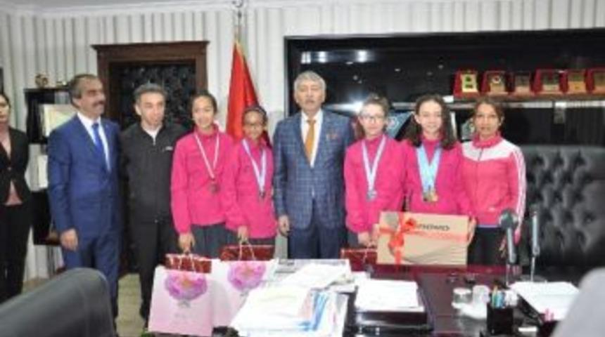 Başkan G&uuml;naydın, Sporcuları &Ouml;d&uuml;llendirdi