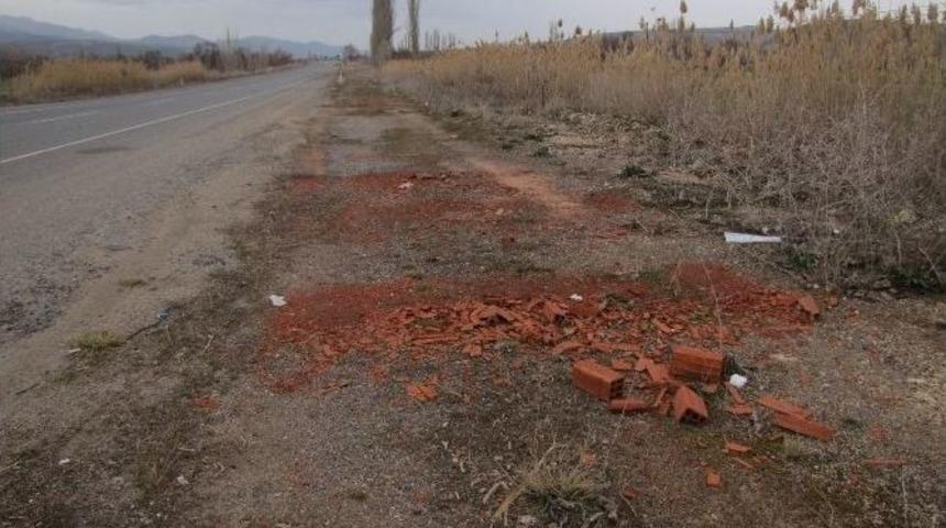 Kamyon Kasalarındaki Atıklar Yol Kenarlarına Boşaltılıyor