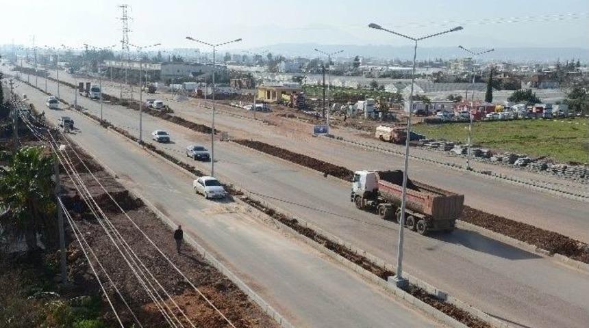 Altınova Yolu G&uuml;n Sayıyor