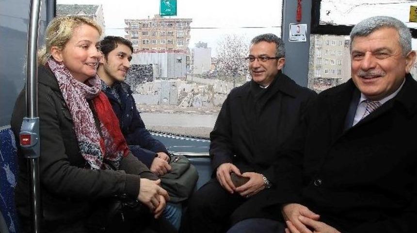 Başkan Karaosmanoğlu, "vatandaşımızın Ulaşımda Y&uuml;z&uuml; G&uuml;l&uuml;yor"