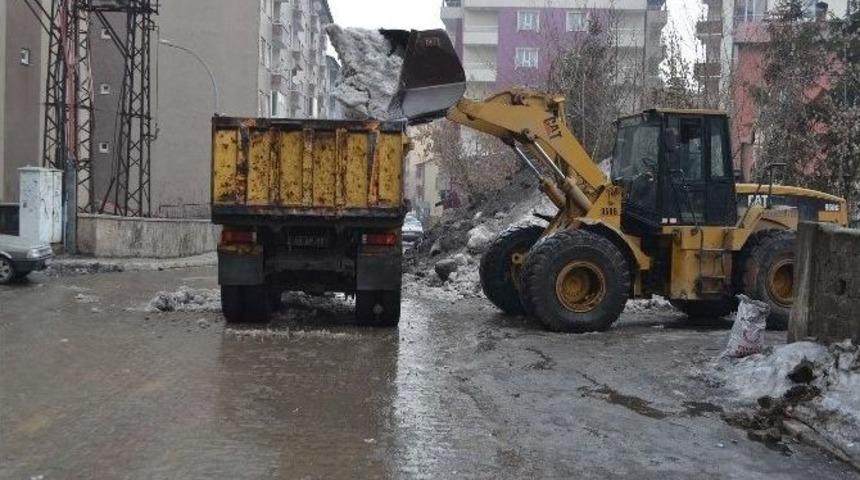 Ara Sokaklarda Kar Taşıma &Ccedil;alışmaları Devam Ediyor