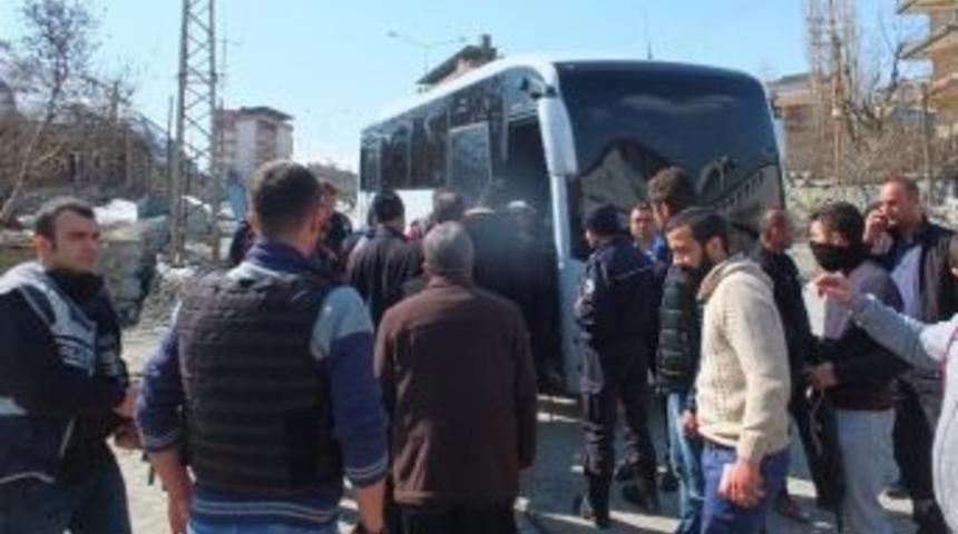 Hakkari&rsquo;de Cenaze Konvoyuna Polis M&uuml;dahalesi