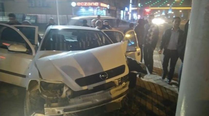 Malatya&rsquo;da Otomobil Direğe &Ccedil;arptı: 3 Yaralı