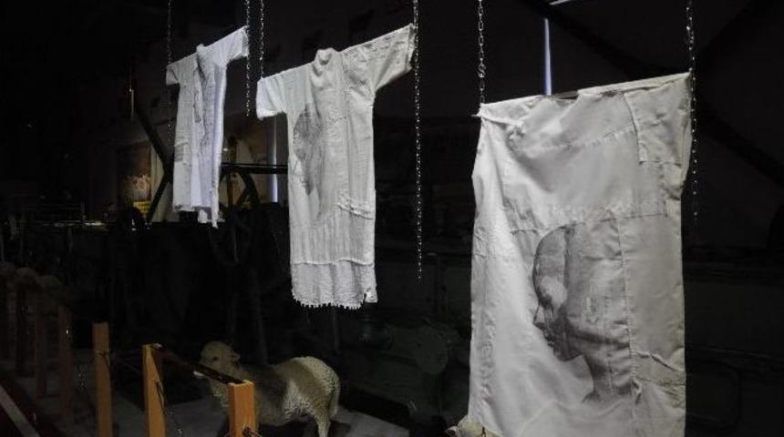 Kadına Şiddet G&ouml;mleklerle Anlatıldı