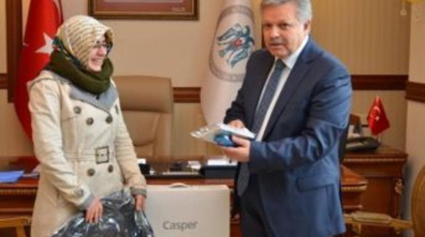 Vali Kahraman, &Uuml;niversite &Ouml;ğrencisine Bilgisayar Hediye Etti