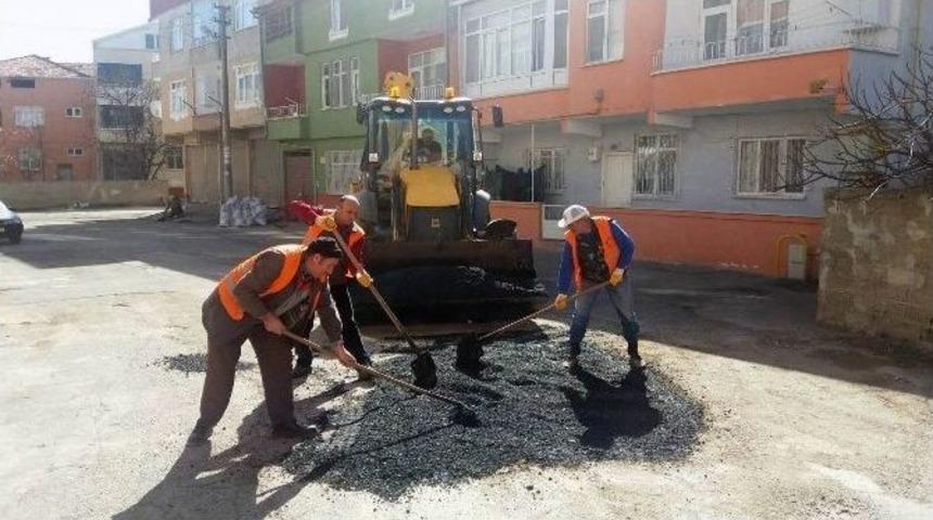 Bafra&rsquo;da Bozulan Yollara Yama &Ccedil;alışmaları Başladı