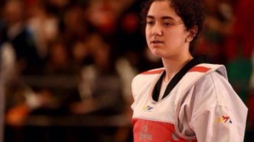 B&uuml;y&uuml;kşehirli Z&uuml;lal&rsquo;dan G&uuml;m&uuml;ş Madalya